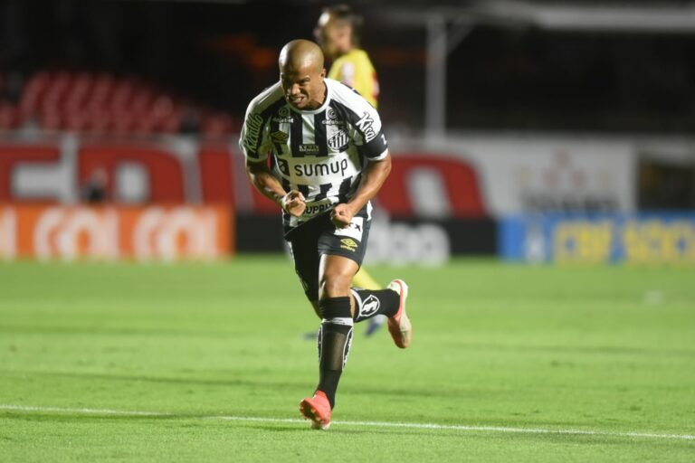 Com ‘pintura’, Sánchez comemora 100° gol da carreira: “Melhor ainda com a camisa do Peixão”