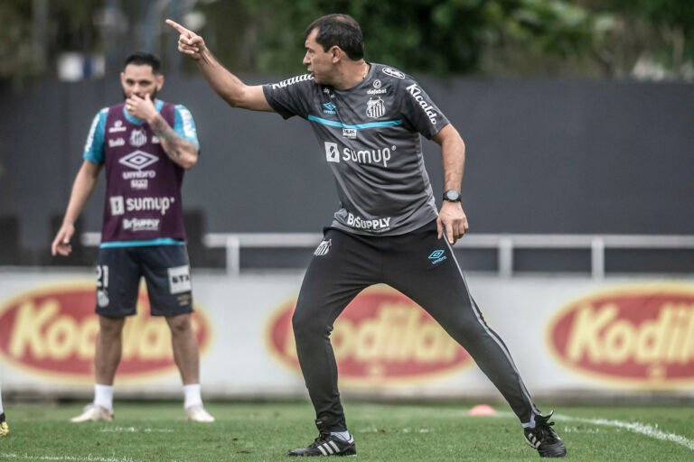 Carille muda meio campo para jogo contra o Grêmio