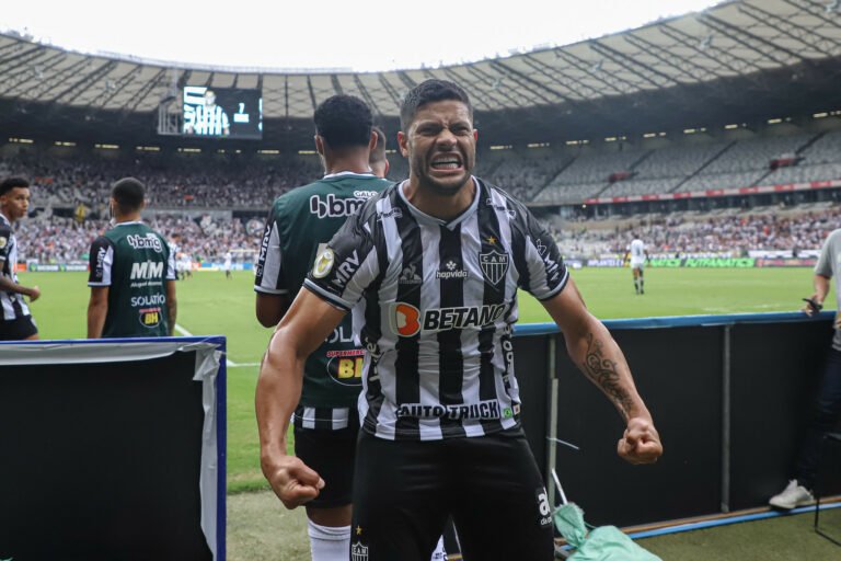 Com dois gols na vitória diante o Ceará, atacante Hulk assume a artilharia isolada do Brasileirão