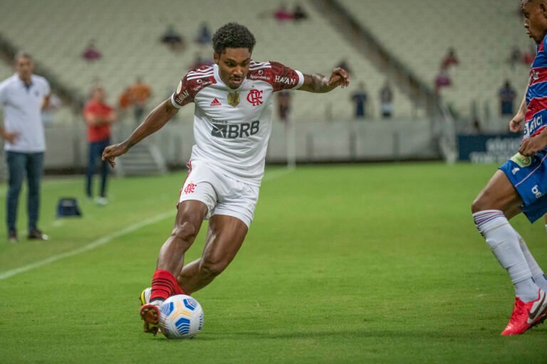 Vitinho recebe terceiro amarelo e desfalca Flamengo diante do Juventude