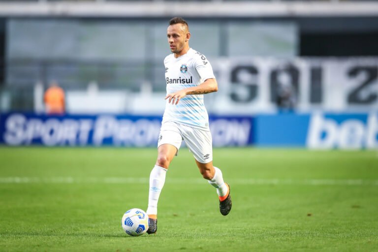 Rafinha é expulso por agredir gandula após derrota do Grêmio para o Santos