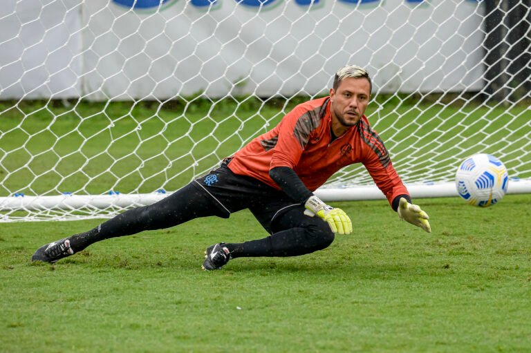 Diego Alves treina e deve reforçar o Flamengo diante do Juventude