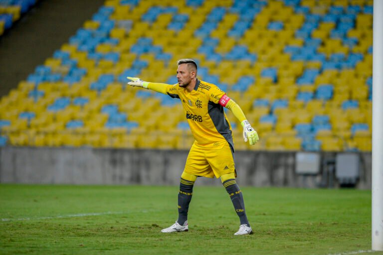 Diego Alves pode atingir marca de 200 jogos pelo Flamengo diante do Cuiabá