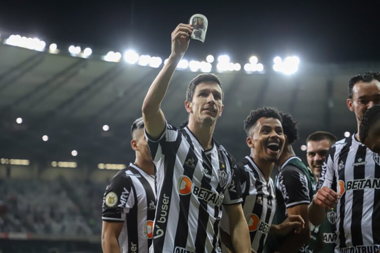 Nacho dedica gols à avó em virada do Galo sobre o Santos