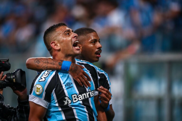VP do Grêmio chama Diego Souza de ‘velho’ e ‘pesado’, mas elogia: “Faz gol sempre”