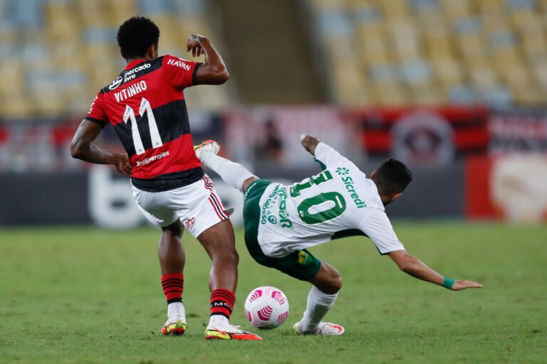 #nãoarreiaameiavitinho: Patrocinador do Flamengo inicia campanha para Vitinho não ocultar a marca