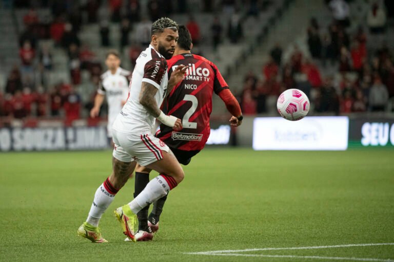 Gabigol é substituído com dores e vira preocupação no Flamengo