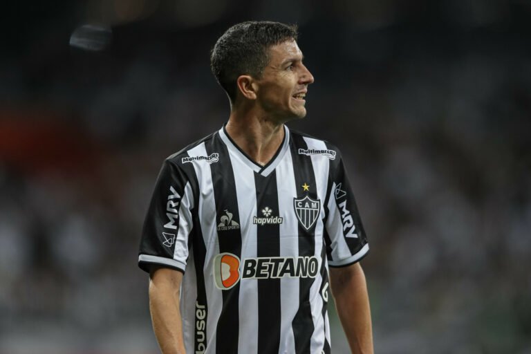 Atlético tem cinco jogadores pendurados e podem ser desfalques contra o Flamengo