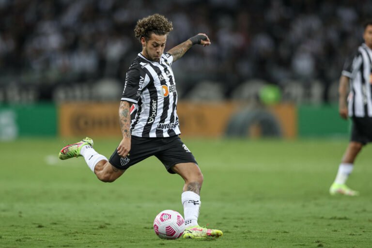 Atlético pode envolver dois jogadores em negociação com o São Paulo por Tchê Tchê