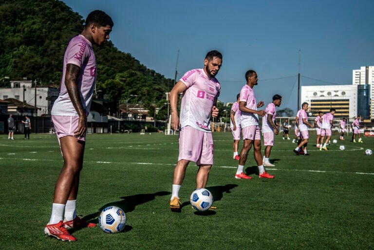 Em seu 9º jogo à frente do Santos, Carille terá mais uma escalação modificada