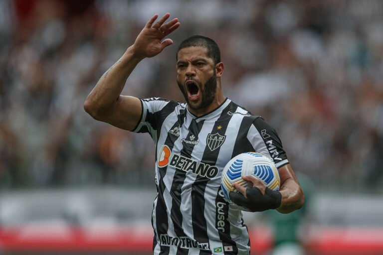 Hulk elogia força da torcida: ‘ é de tirar o chapéu’