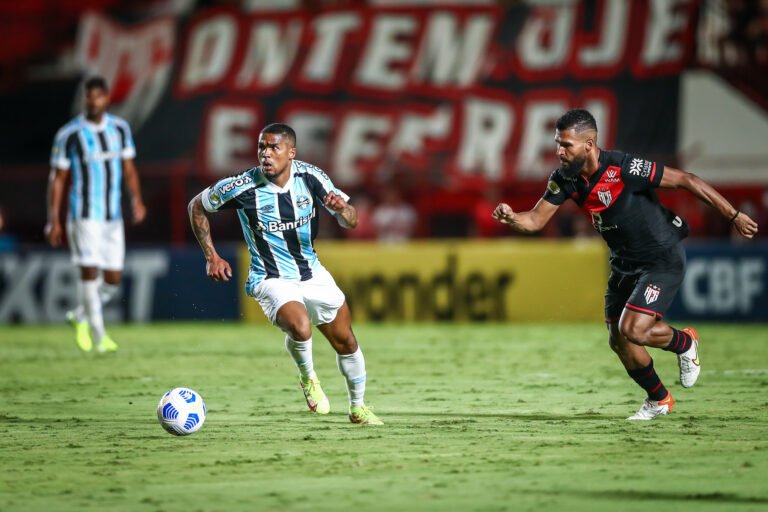 Douglas Costa recusa proposta da MLS para permanecer no Grêmio