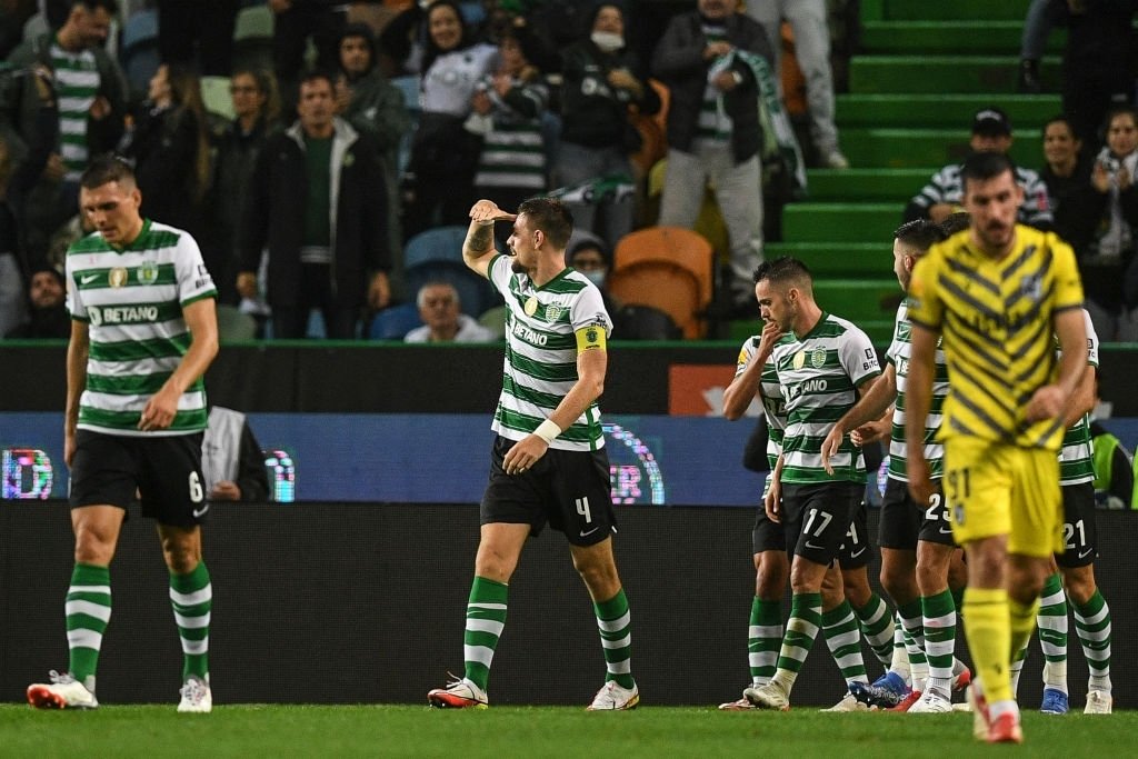 Sporting vence Vitória SC e junta-se ao Porto na liderança do campeonato