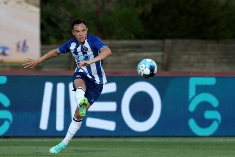 Ex-Grêmio, Pepê é titular pela primeira vez na Europa