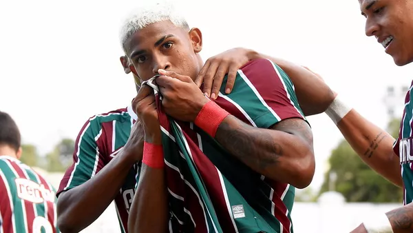 Fluminense prorroga contrato de John Kennedy até o fim de 2025