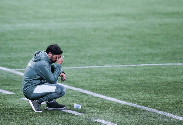 Contra o Red Bull Bragantino, Abel Ferreira terá que improvisar na lateral direita após suspensão de Gabriel Menino