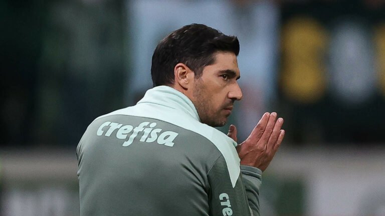 Abel Ferreira exalta jogadores e rechaça estilo de jogo defensivo do Palmeiras