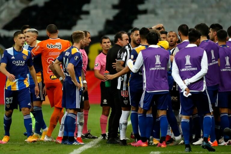 Conmebol anuncia punição para jogadores e dirigentes do Boca Juniors por confusão no Mineirão