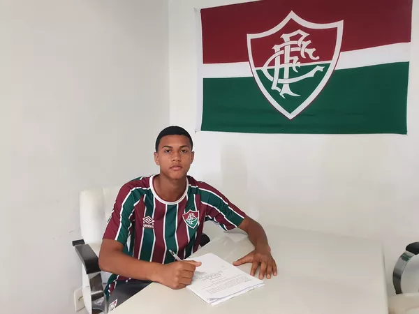 Fluminense estende contrato com lateral-esquerdo Esquerdinha