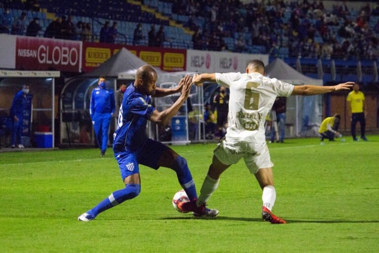 Cruzeiro perde para o Avaí, fica distante do G-4 e do sonho de voltar à Série A