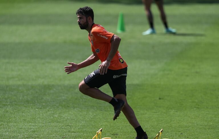 Diego Costa se recupera de lesão e será relacionado para jogo contra o Ceará