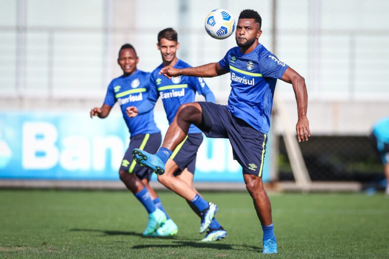 Borja faz golaço em treinamento e fica próximo de retornar de lesão