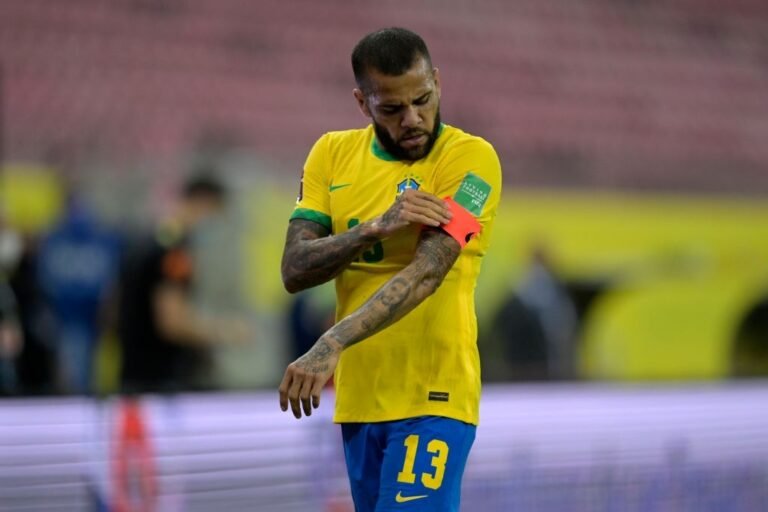Livre no mercado, Daniel Alves é especulado em clube sul-americano