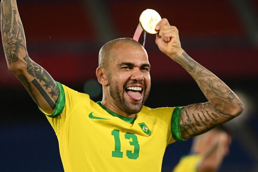 Ex-São Paulo, Daniel Alves recebe proposta do Estudiantes