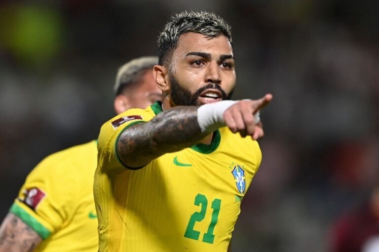 Romário indica Gabigol como ‘centroavante ideal’ para Copa de 2022: “É destemido”