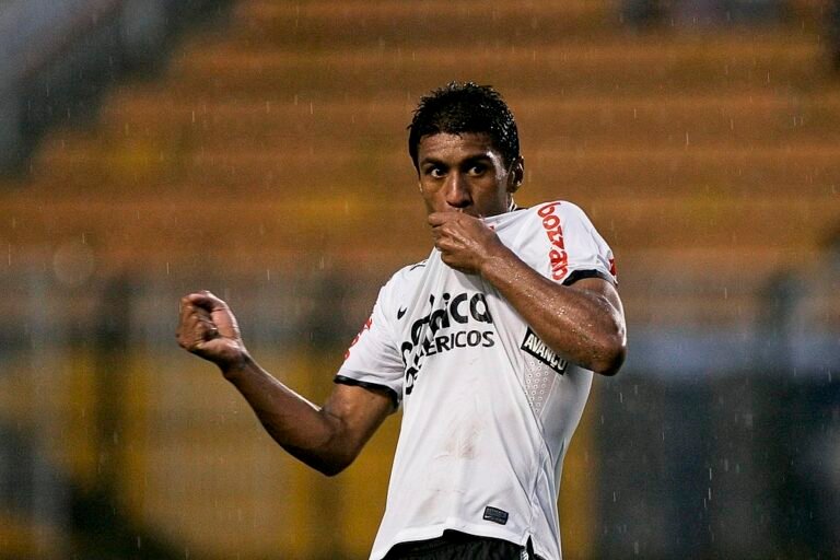 Paulinho decide atuar no Brasil e prioriza retorno ao Corinthians, diz jornalista