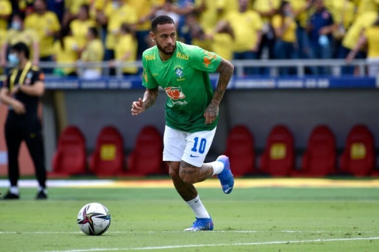 Neymar supera Pelé, e se isola como 5º jogador com mais partidas pela Seleção Brasileira