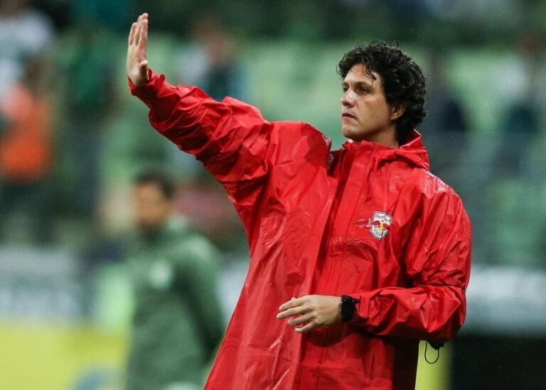 Grêmio faz sondagem, mas Barbieri escolhe permanecer no Bragantino