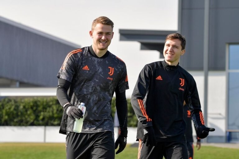 Newcastle prepara oferta de R$ 1,5 bilhão por dupla da Juventus, diz jornal