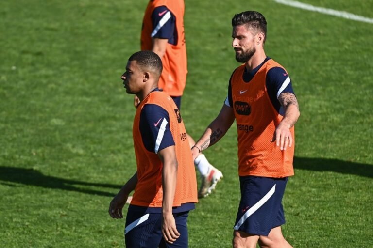 Giroud critica imprensa francesa por ‘inflar’ discussão com Mbappé