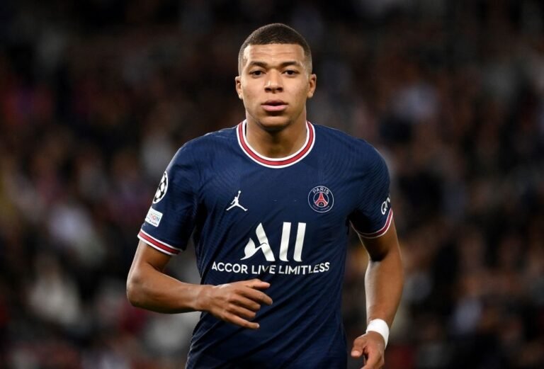 PSG oferece salário milionário, mas Mbappé mantém desejo de sair, diz jornal