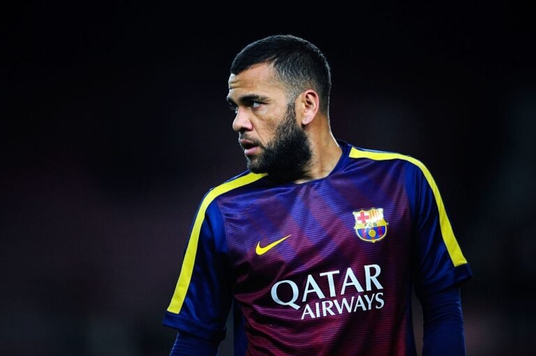 Daniel Alves se oferece para retornar ao Barcelona, diz jornalista
