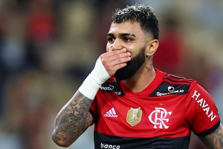 Gabigol é atingido por copo de cerveja no rosto após eliminação do Flamengo