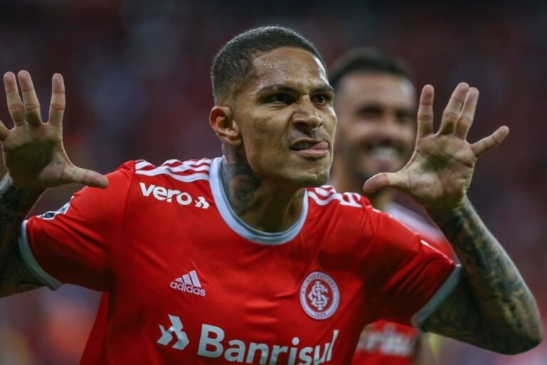 Após rescindir com Inter, Guerrero é disputado por Boca Juniors e River Plate
