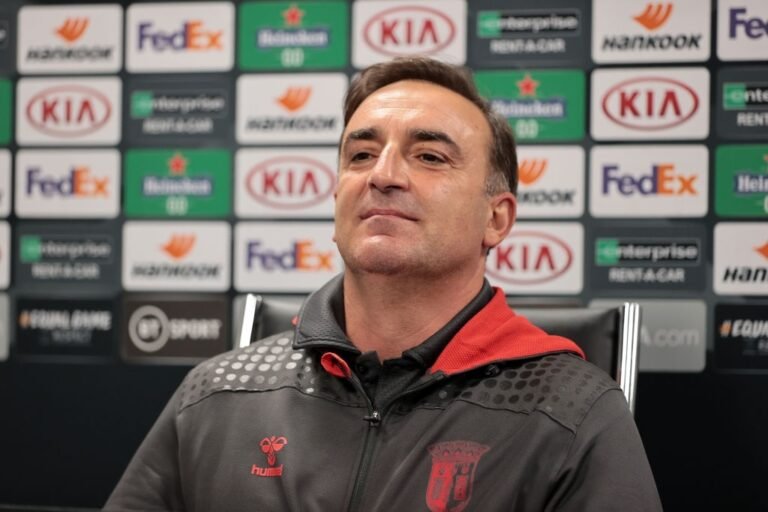 Alvo antigo, Carlos Carvalhal fala sobre interesse do Flamengo: “Me deixa muito orgulhoso”