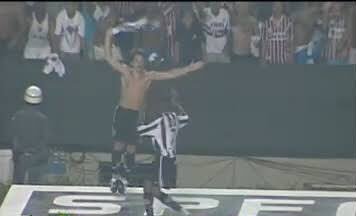 Especulado no São Paulo, Diego já comemorou gol pisando no escudo do Tricolor