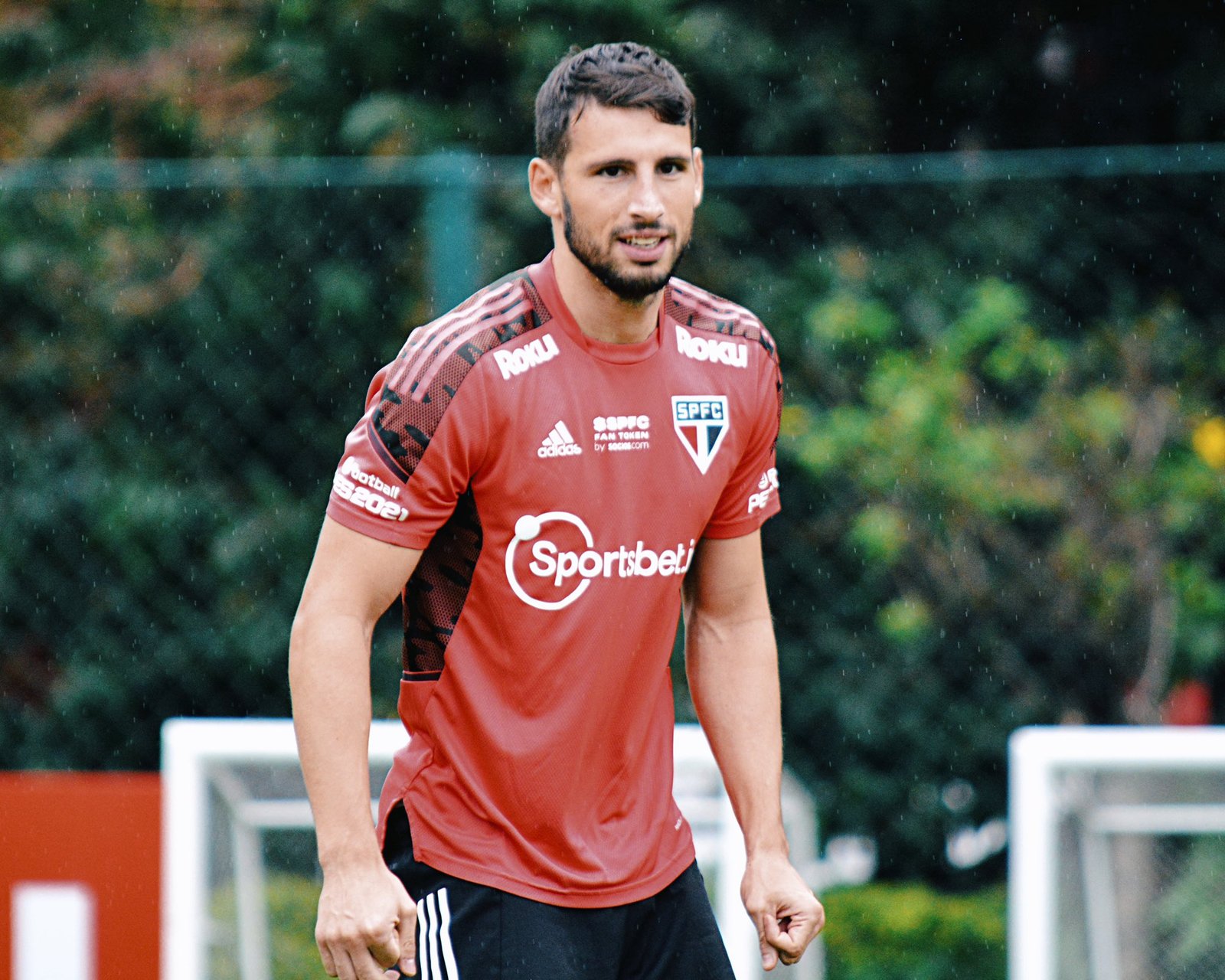 Exames apontam edema na coxa de Calleri e atacante vira dúvida contra o Bragantino