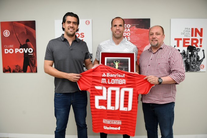 Marcelo Lomba recebe homenagens por completar 200 jogos pelo Inter