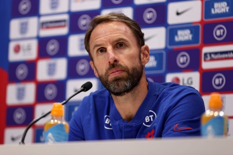 Manchester United abre conversas com Southgate para substituir Solskjaer