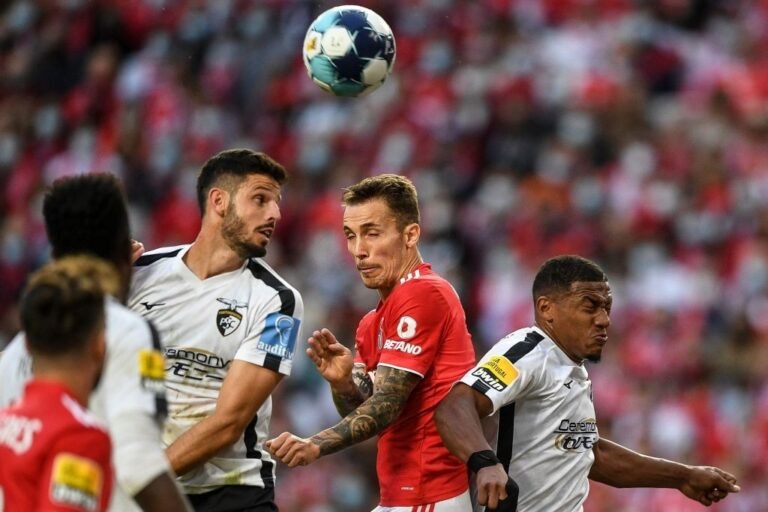 Benfica perde invencibilidade contra o Portimonense e vê rivais aproximarem-se