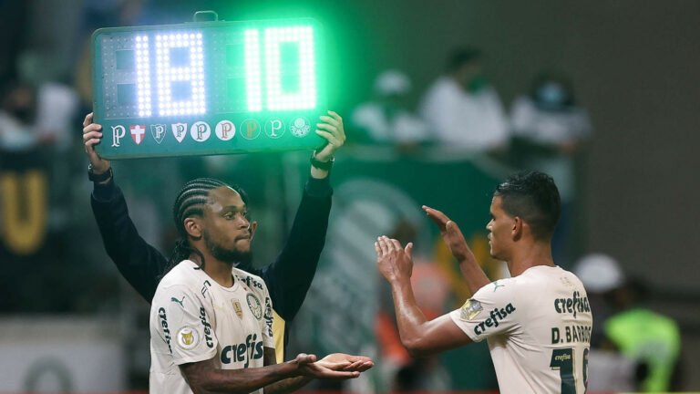 Clima esquenta no Allianz Parque e Luiz Adriano discute com torcedor palmeirense