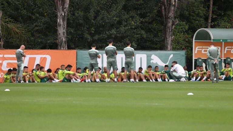 Abel Ferreira realiza reunião com jogadores em reapresentação do elenco