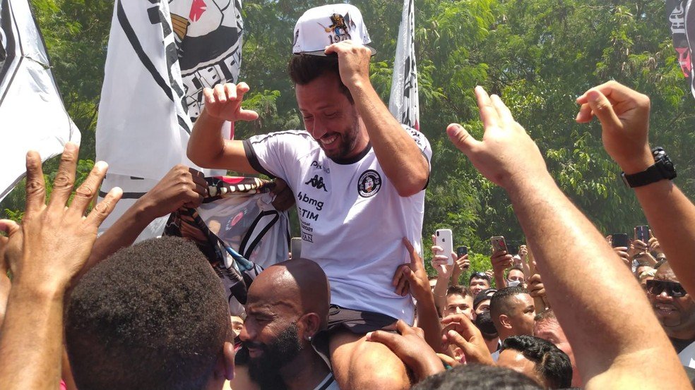 Festa da torcida anima jogadores do Vasco no CT