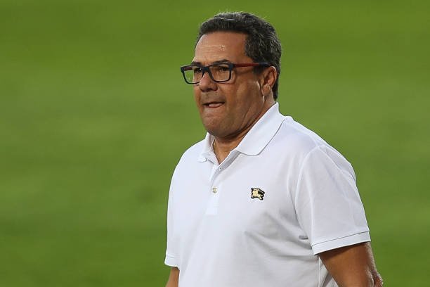 Luxemburgo recebe terceiro cartão amarelo e reclama da arbitragem