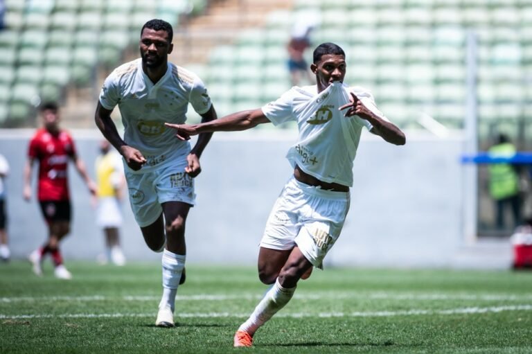 Jovem atacante do Cruzeiro enaltece camisa do clube após oportunidades