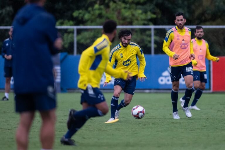 Cruzeiro embarca para Florianópolis com reforços e desfalques